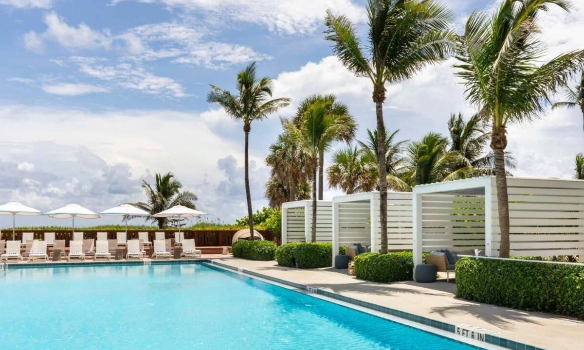 Singer Island Hotel | Comfy Double Queen Beds & Oceanfront Spot
