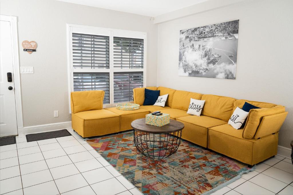 Cooper City House | Comfy Townhouse 2 Bedrooms, Patio, Parking - Cooper City, Florida