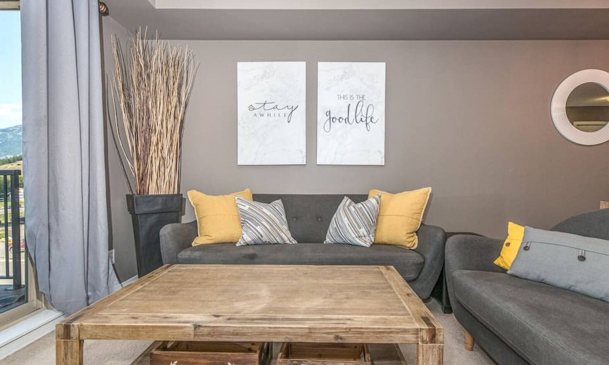 East Kootenay Apartment | ⭐Contemporary⭐ | Cozy | Pool/Hot Tub | Lake Front