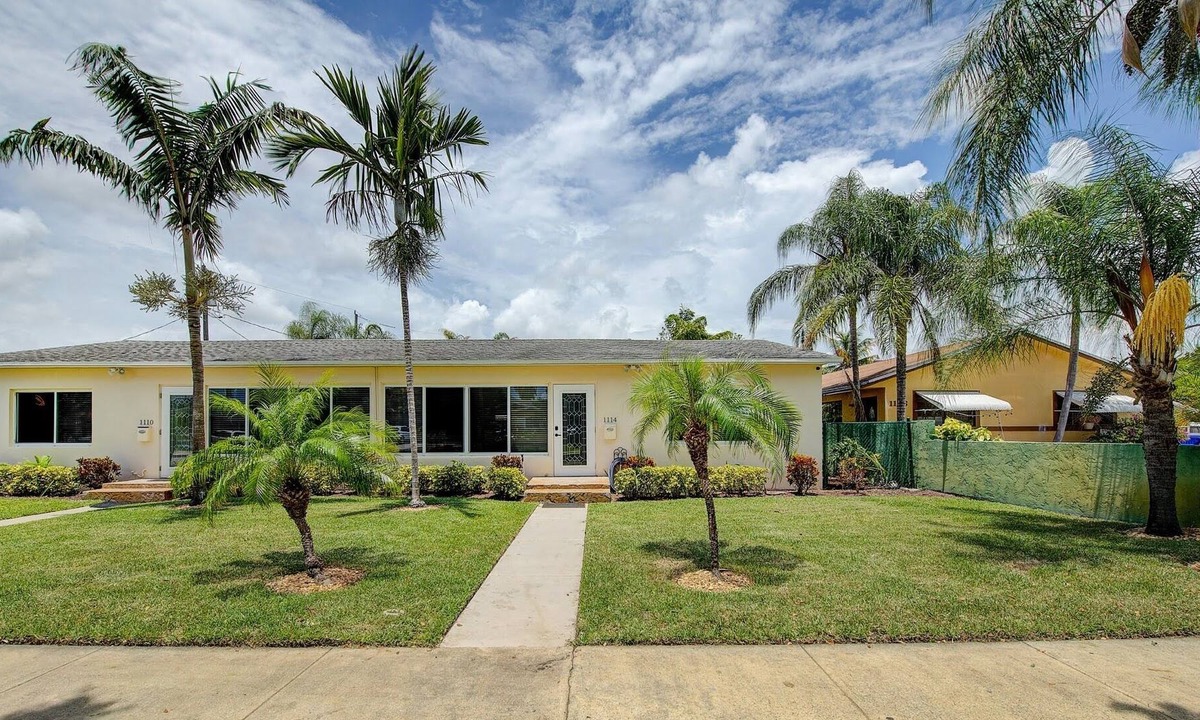 Royal Poinciana House | Contemporary Home 3B/2.5B, w/ BBQ & BEAUTIFUL POOL