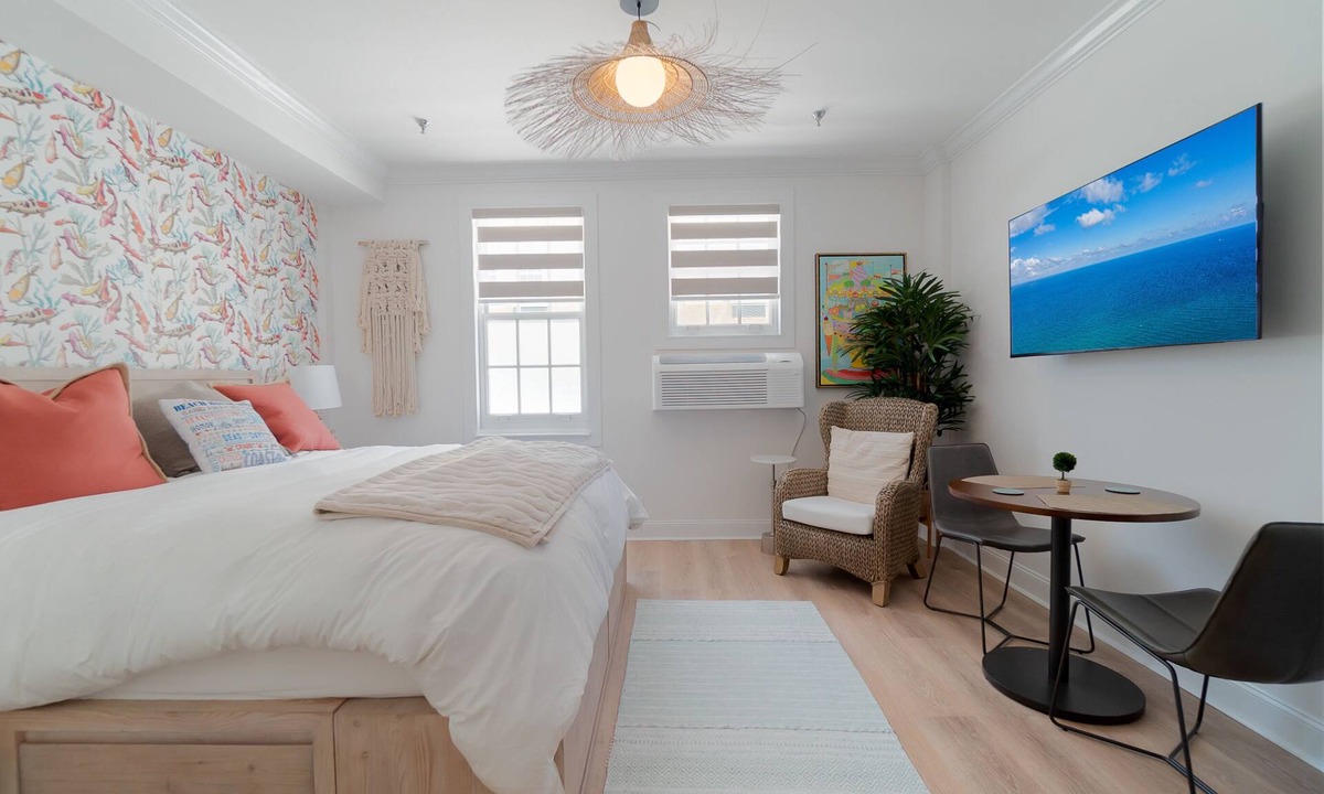 Palm Beach Condo | Coral Reef King Retro King Suite - near Beach