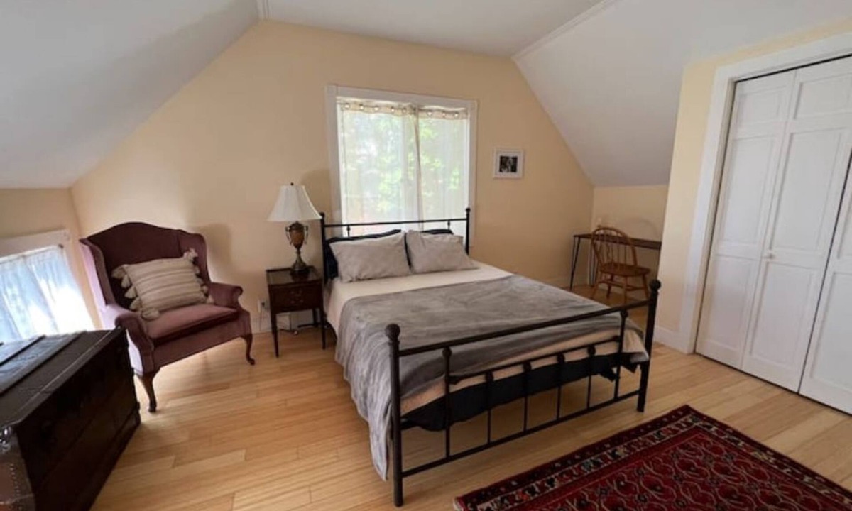 Burlington Cottage | Cottage with Private Garden in Heart of Downtown- kid friendly!