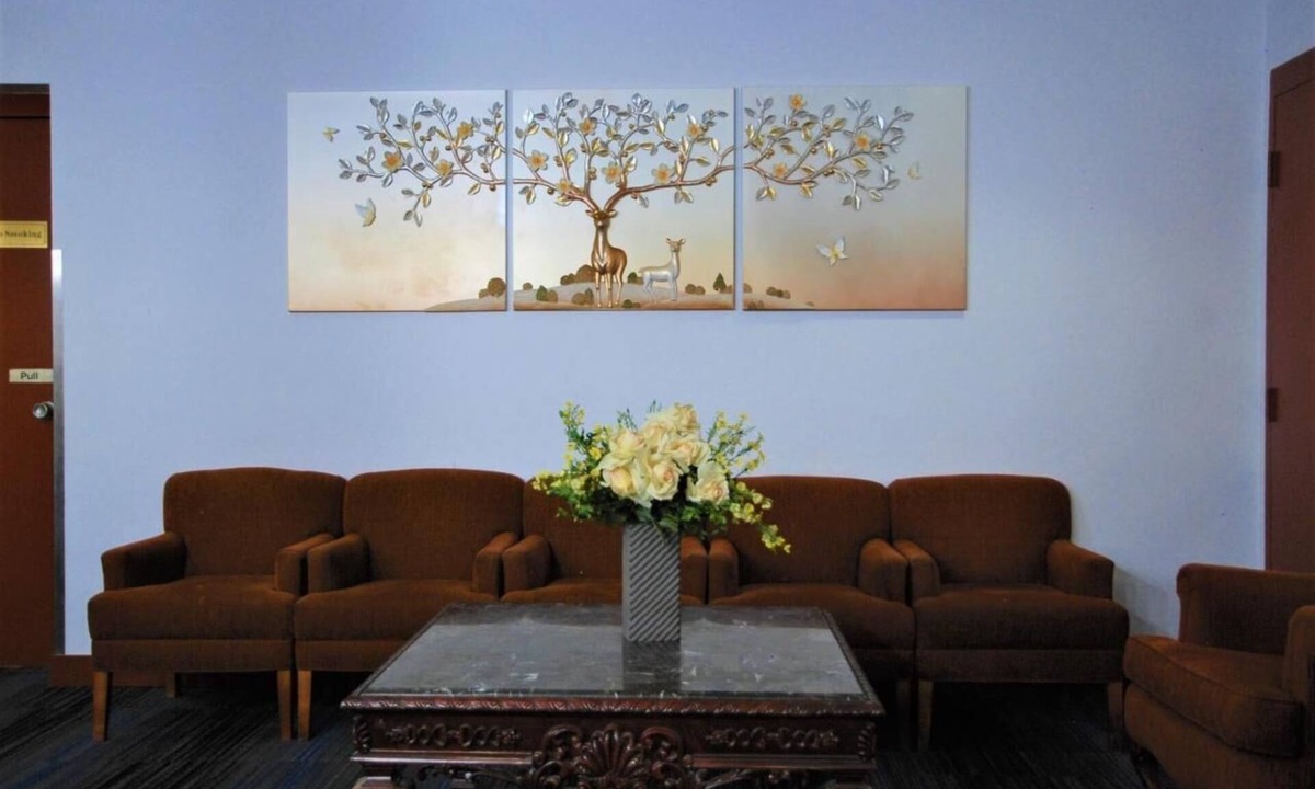Smoky Lake Hotel | Country Garden Inn