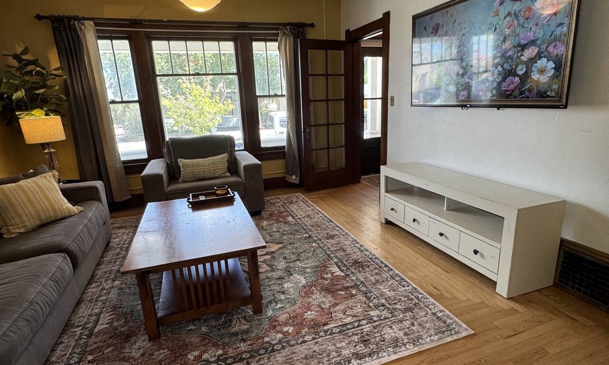 Laramie House | Cowgirl Cottage – Western Charm, Walk to Jubilee Days/Downtown & UW
