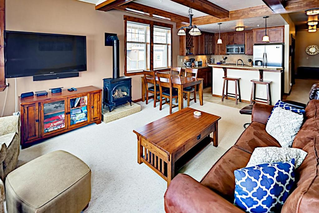 Fraser House | Cozens Pointe D201