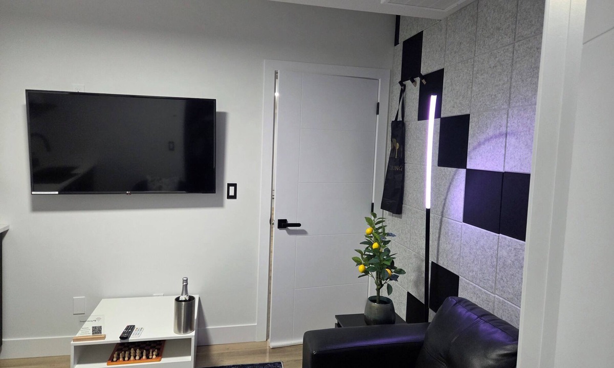 Southwest Edmonton House | Cozy 1 bedroom Suite, Kitchenette & self check in