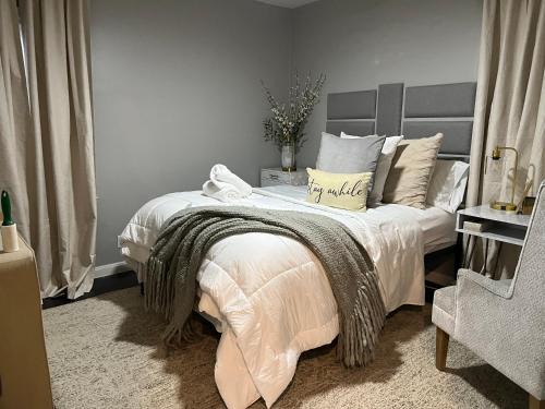 Cleveland Heights Apartment | Cozy, 1st floor apartment with 2bdrms Plus Semi private TV room with Futon Family Friendly Close to Everything Pets welcome with Fee