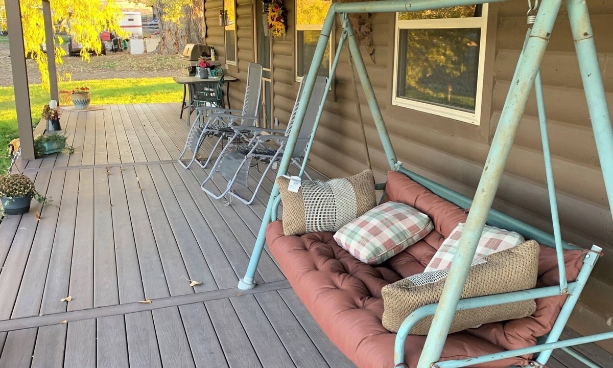 Pompeys Pillar Cabin | Cozy 2 bedroom cabin! Country charm with comfort and scenery!