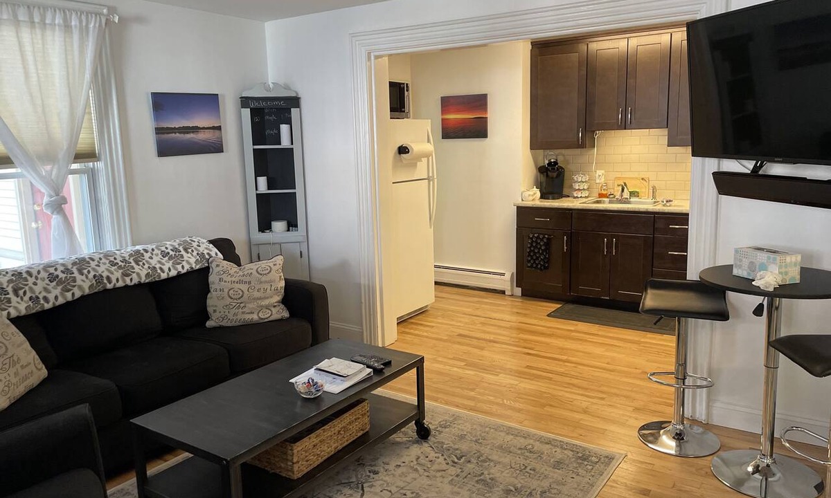 South End Apartment | Cozy- 2-Bedroom clean and Quiet- Maple St. Walk anywhere