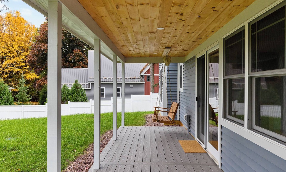 South Hero House | Cozy 2-bedroom guest house in perfect South Hero with private lake access.