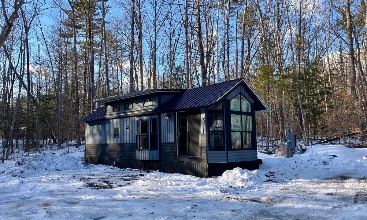 South Casco House | Cozy 2-bedroom Tiny Home with hot tub, A/C, boat ramp access to quiet lake