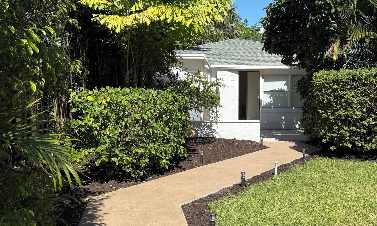 Old Northwood Historic District House | Cozy 2-Bedroom Home Surrounded by Nature & Serenity in West Palm Beach