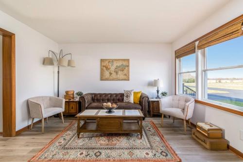 Homerville House | Cozy 2BR Condo w Private Patio - Vintage Charm