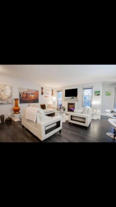 Southwest Edmonton Villa | Cozy and beautiful 3 bedroom house close to lake