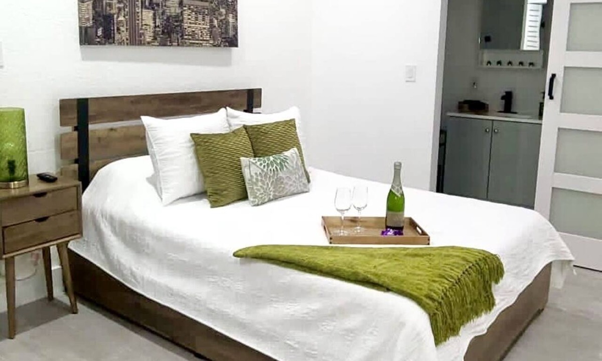 West Park Apartment | Cozy and Comfy Emerald Studio!