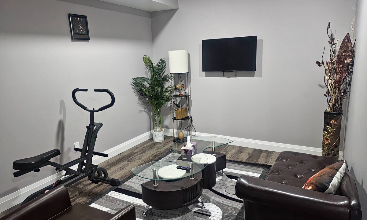 Northeast Edmonton House | Cozy Basement Suite with Free wifi and private entrance