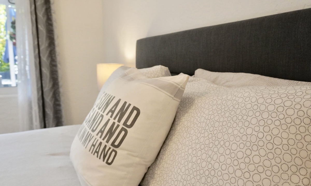 East Fort Lauderdale Hotel | Cozy Beach Room/Self Check In-Out/One Step from the Ocean!