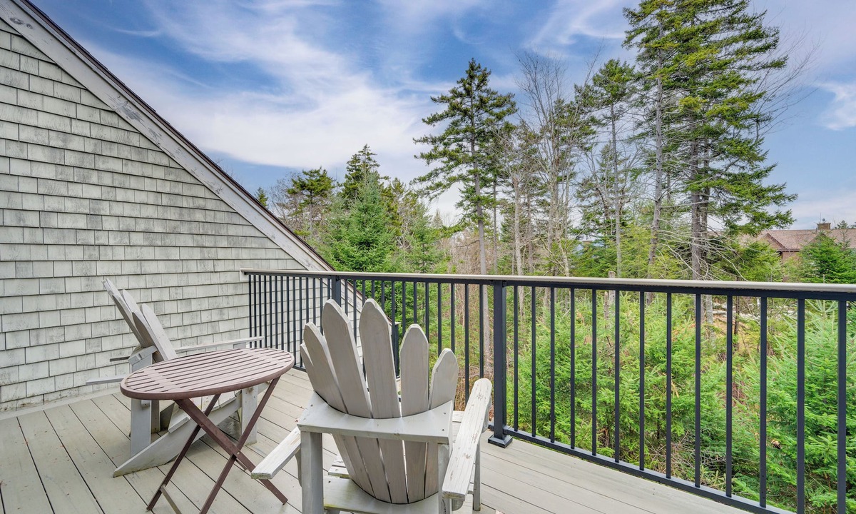 Carroll Condo | Cozy Bretton Woods Ski-In/Ski-Out Condo w/Deck!