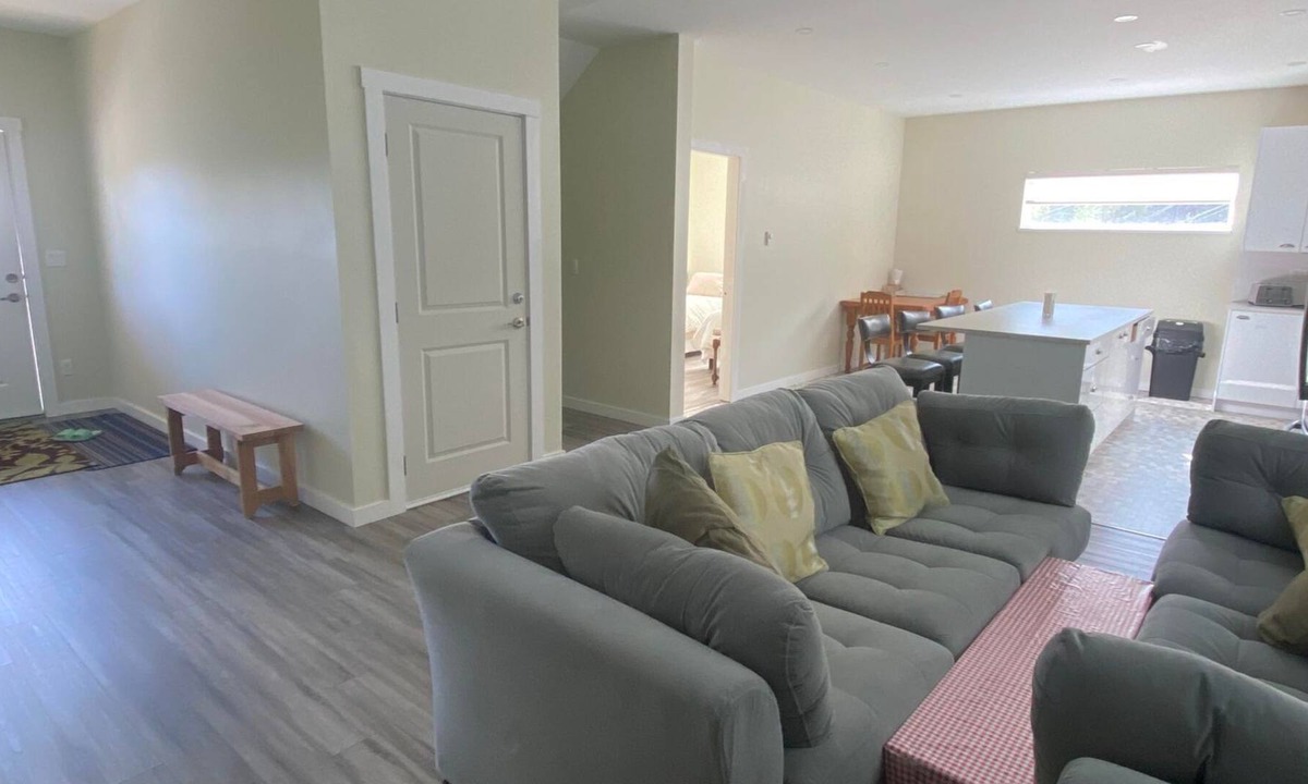 Roberts Creek House | Cozy & Bright Brand New 2 bedroom home in Roberts Creek