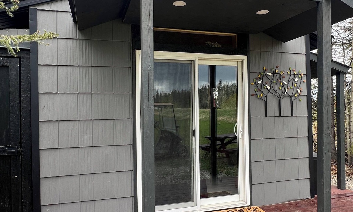 Sundre Cabin | Cozy Cabin at Hidden Gem RV Park in Sundre… Glamp with Us!