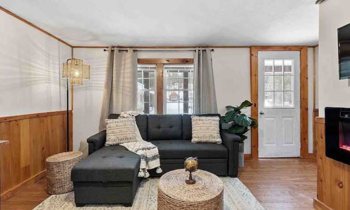 Thornton Cabin | Cozy Cabin W/private HOTTUB & Pet Friendly near Loon MTn, Waterville & Owls Nest