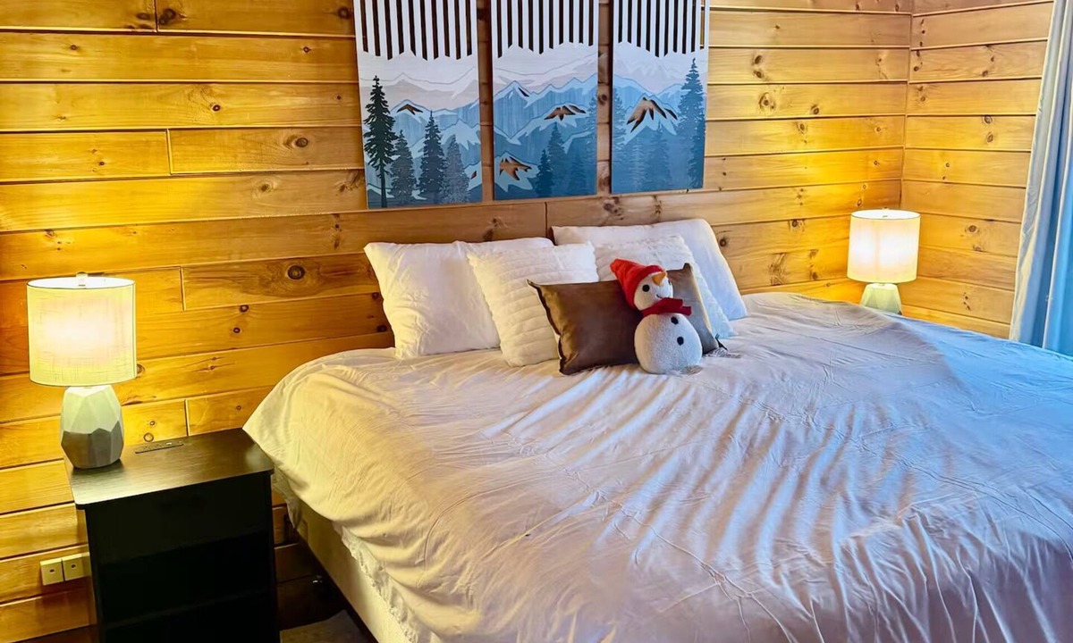 Lancaster Ski Chalet | Cozy Chalet – Mtn View+ Hot Tub+ Hike+ Santa's Vil