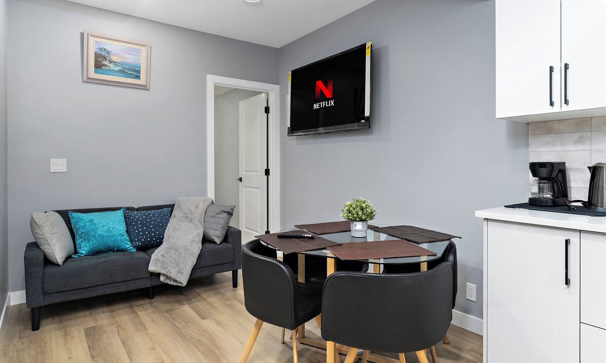 Southwest Edmonton House | Cozy & Classy 2 Bedroom Private Basement Suite INetflix Free Parking Close 2 WEM