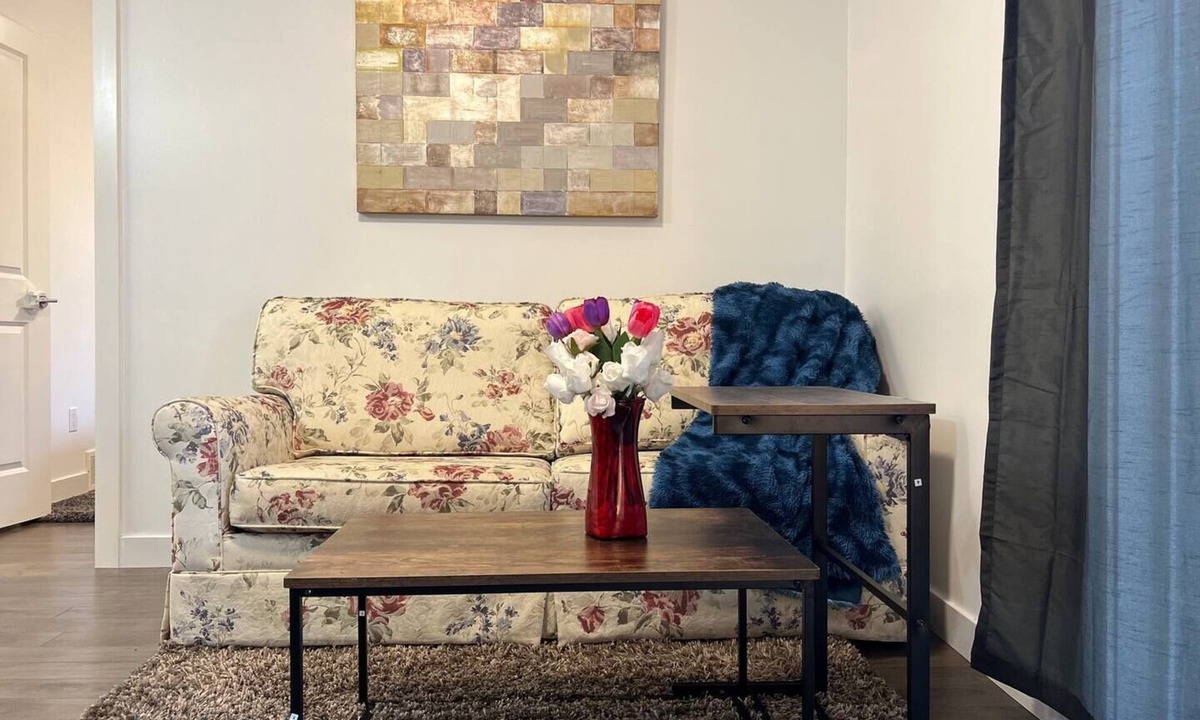 Cochrane House | Cozy Cochrane Den - 50 mins to Banff