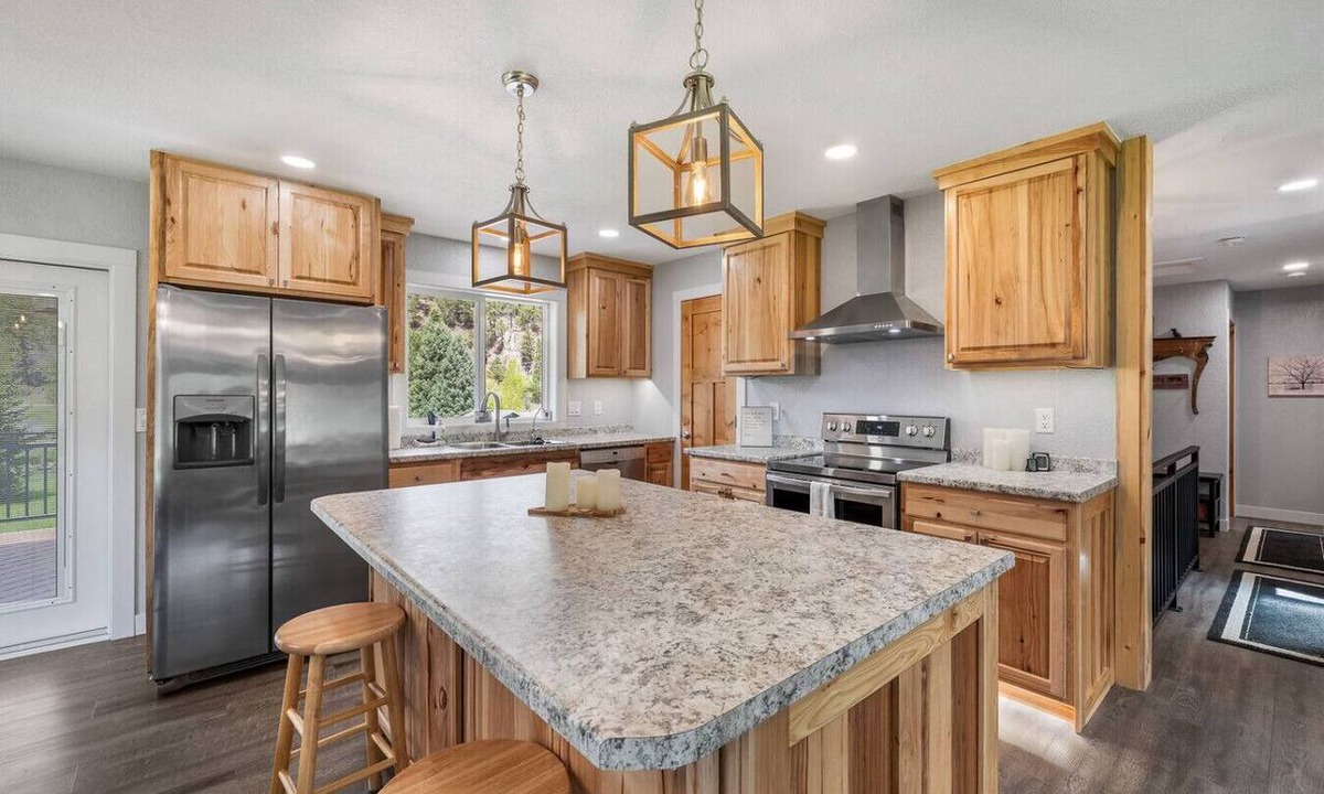 Rimrock Apartment | Cozy Creekside Cabin