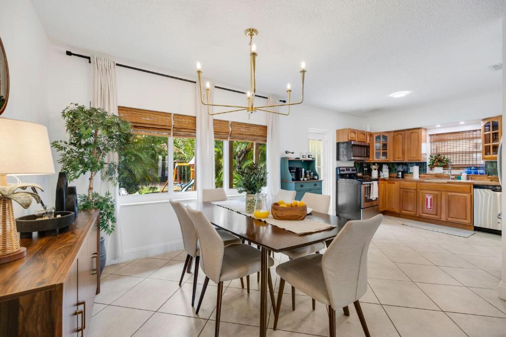 Dania Beach House | Cozy Dania Beach House with Fenced Backyard