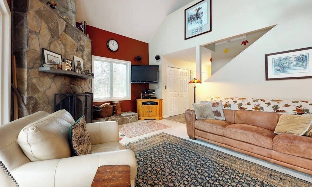 Jackson House | Cozy, Dog-Friendly Home with High-Speed WiFi & Deck