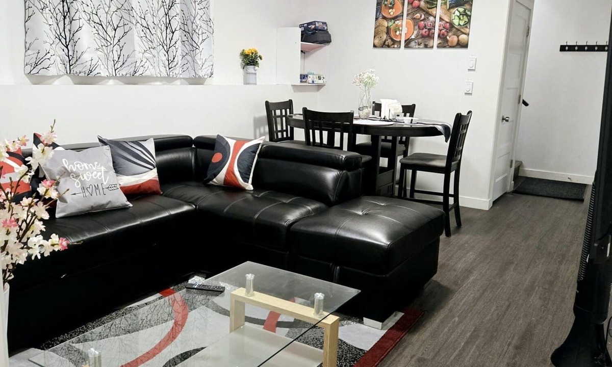 Saskatoon House | Cozy Family Getaway