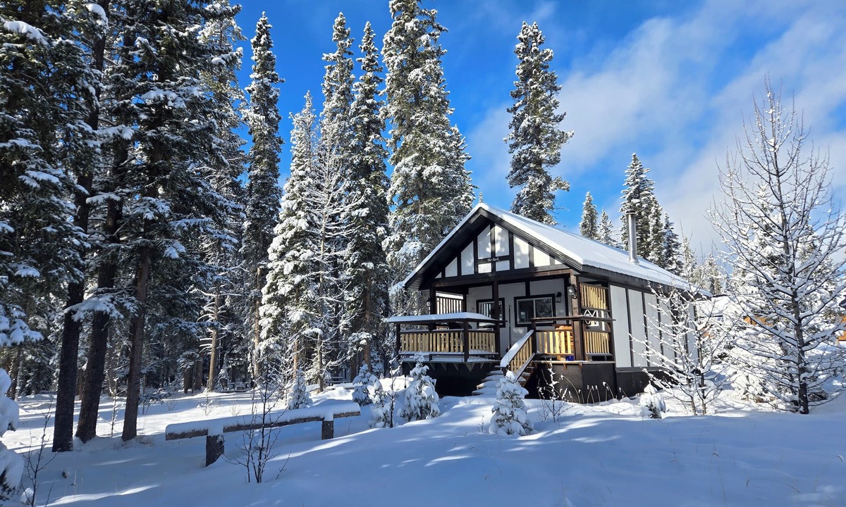 Nordegg House | Cozy Fireside Cottage - White Goat