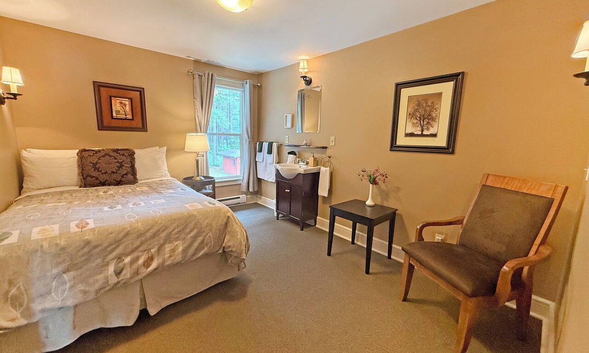 Regional District of Nanaimo Hotel | Cozy Forest View Room with Double Bed - Rm 10