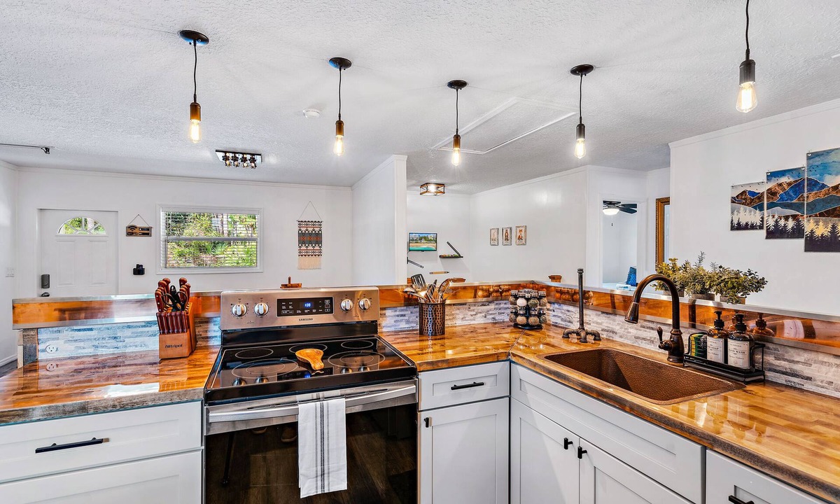 Jupiter Farms Cabin | Cozy, Gated, Hot Tub & Sauna, Playroom, Bar, Fenced-in Yard.
