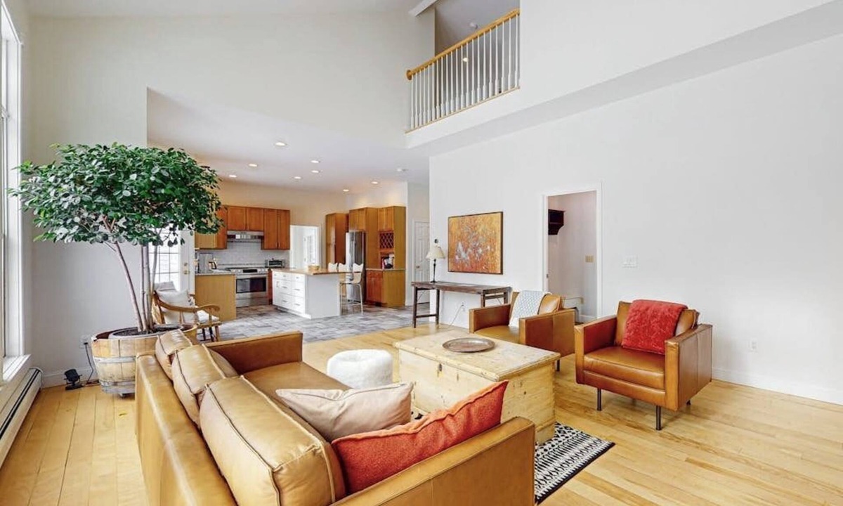South Burlington House | Cozy home near park, deck, patio, bbq, soaking tub, TV, basketball, office, w/d