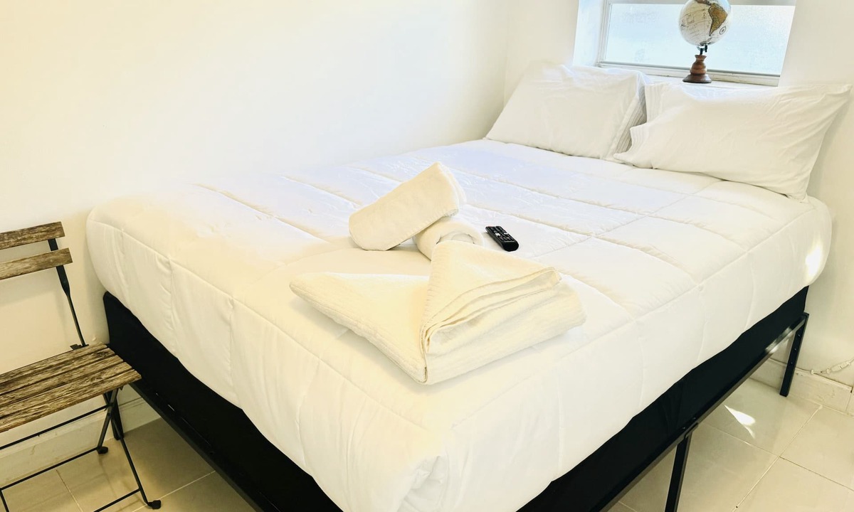 Royal Poinciana House | Cozy Home - Queen Size Bed
