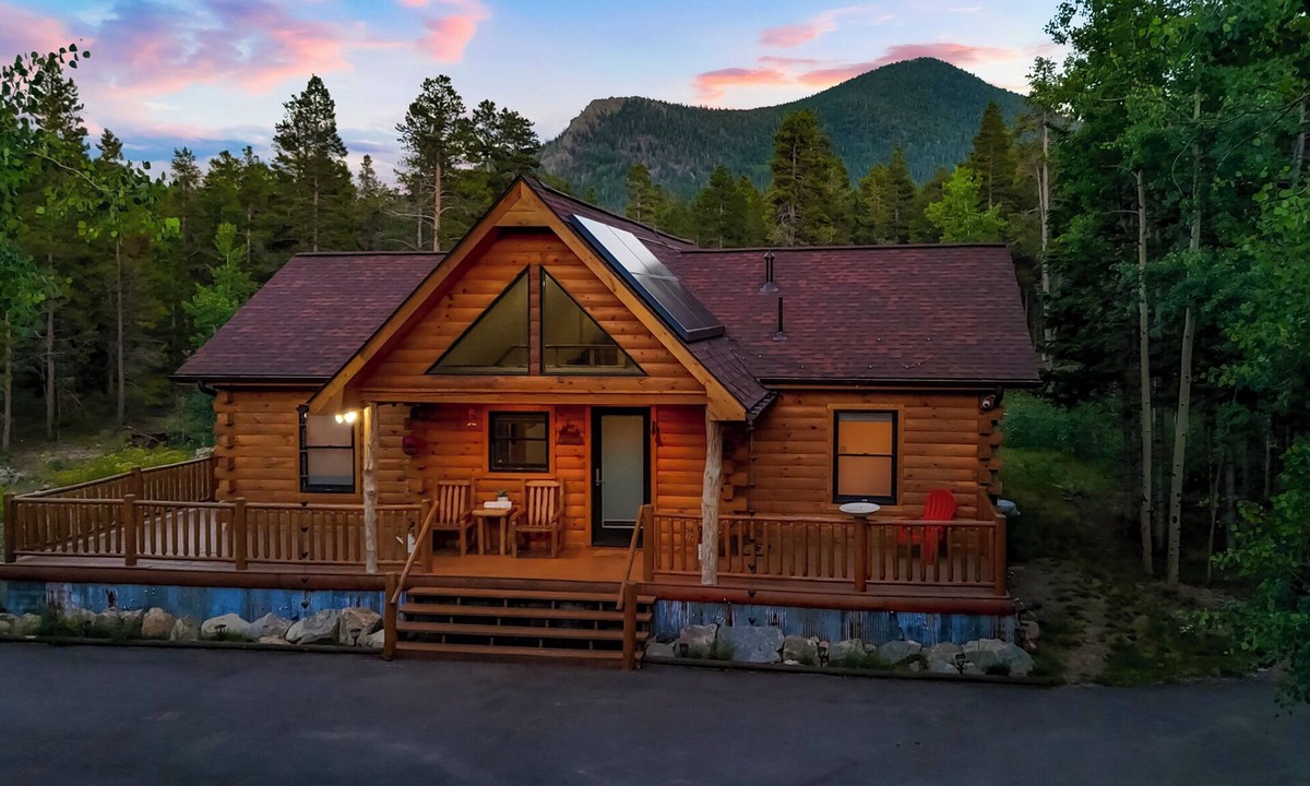 Black Hawk Cabin | Cozy Log Cabin w/Private Lake & State Park Access! Jacuzzi, Sauna, Kayaks!