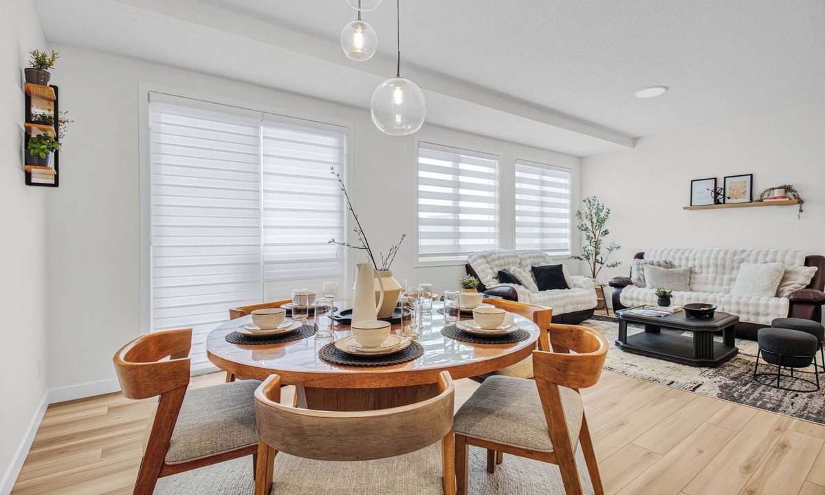West Edmonton House | Cozy Luxury Family Home | King Bed |Garage | AC | Clean | Sleeps 7 | Near WEM