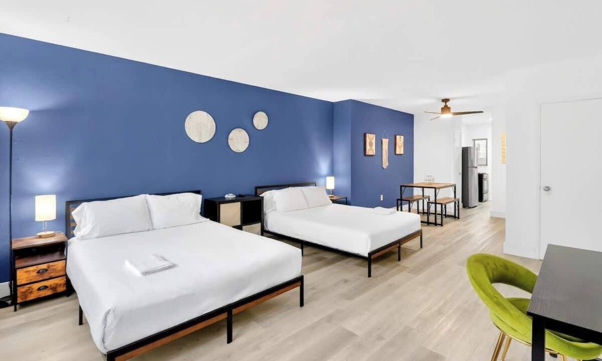 West Avenue Condo | Cozy Miami Beach Studio with 2 Queens + Work Space