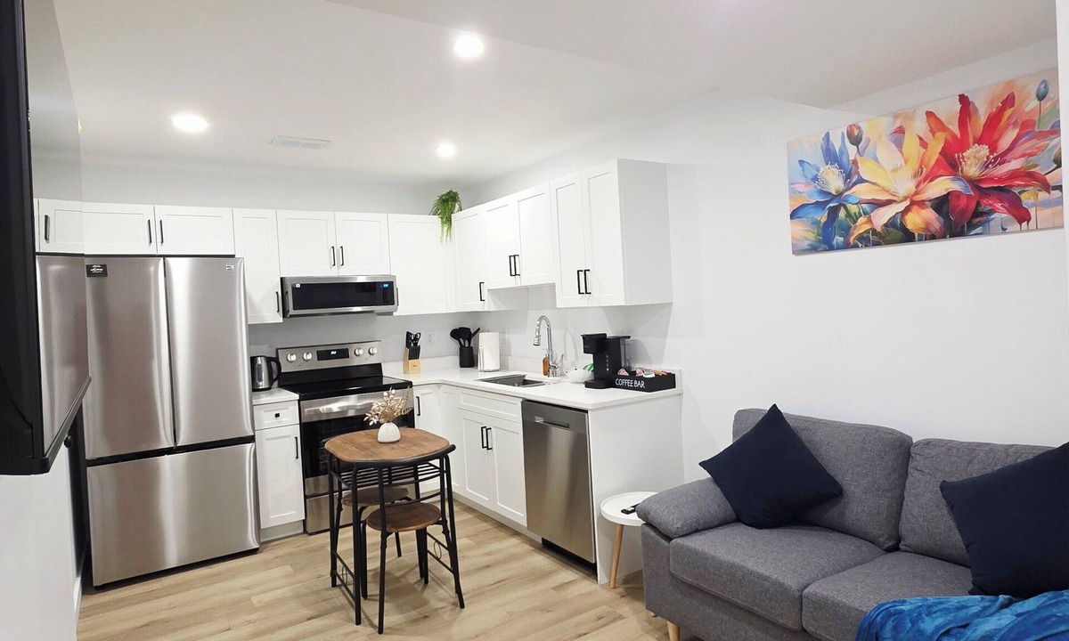 Saskatoon House | Cozy, Modern and Stylish!
