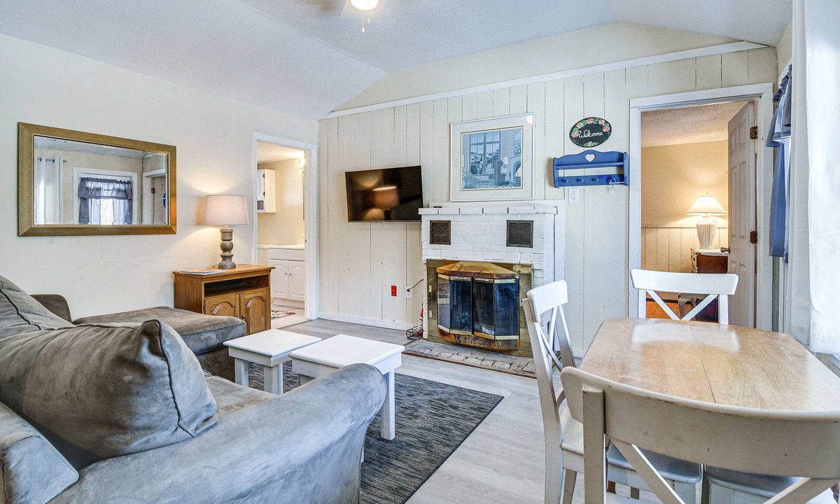 Glen Cottage | Cozy New Hampshire Cottage w/Deck, Near Skiing!
