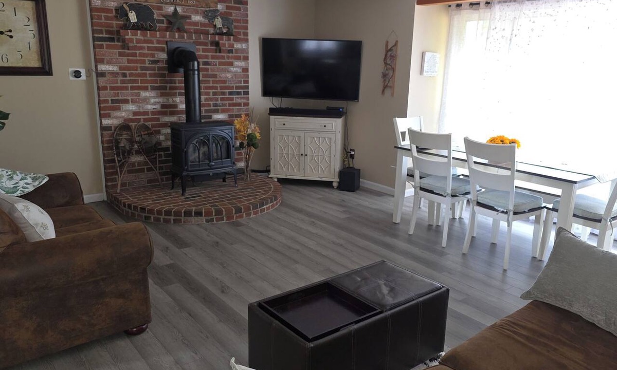 Conway Condo | Cozy Newly Renovated 3BR Madison Condo Pool + Tennis White Mountains Getaway