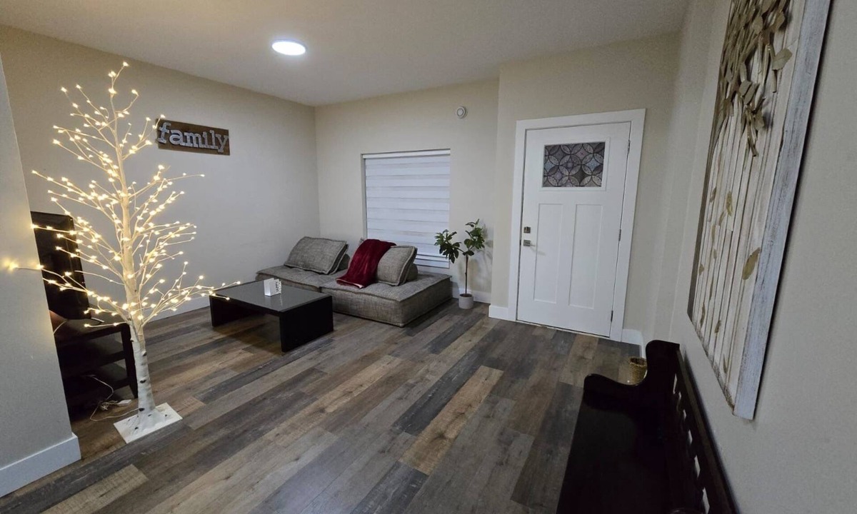 Abbotsford Apartment | Cozy private 1 Bed Suite near UFV, Abbotsford hospital, Airport, Shops & Hwy 1 !