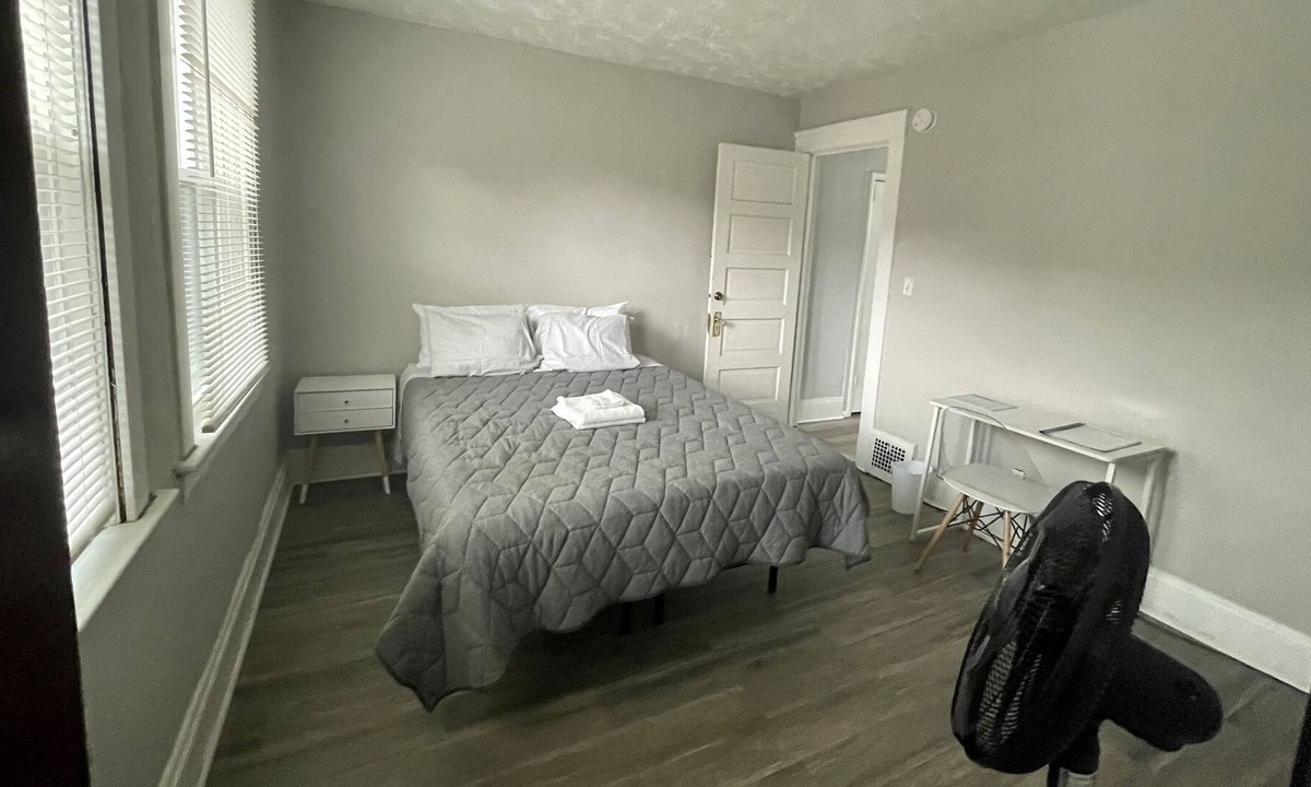 Little Italy House | Cozy Private Bedroom in Little Italy| Near CWRU + University Hospital