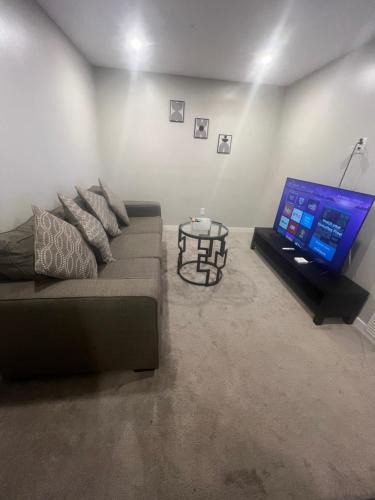 Regina Apartment | Cozy Private Suite with Parking near restaurants