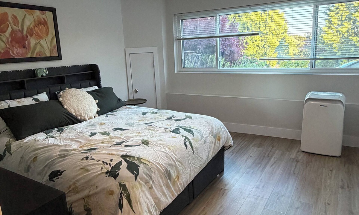 District of North Vancouver House | Cozy private two bedroom suite in North Vancouver