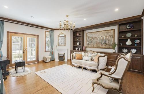 Richmond Bed & Breakfast | Cozy Queen Room in Quiet Richmond Seafair Area
