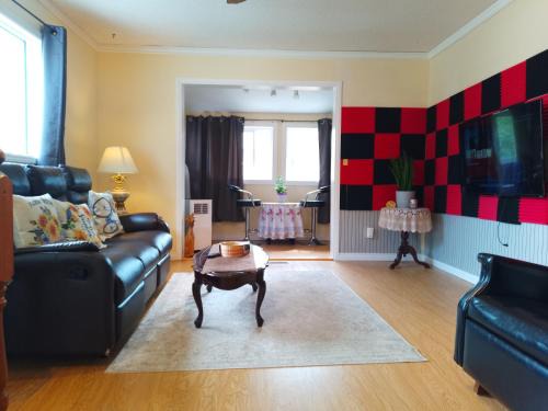 Red Deer House | Cozy Red Deer Suite for 3