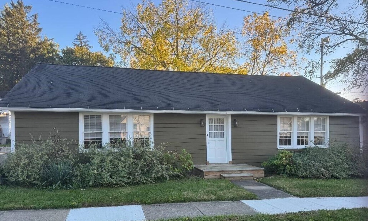 Seville House | Cozy Relaxing Getaway ~ Private Yard ~ Smart TV ~ Family Friendly